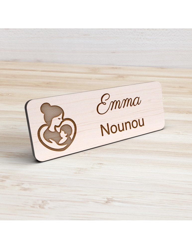 Badge personnalisé nounou, motif enfance et garde à domicile, vue de présentation