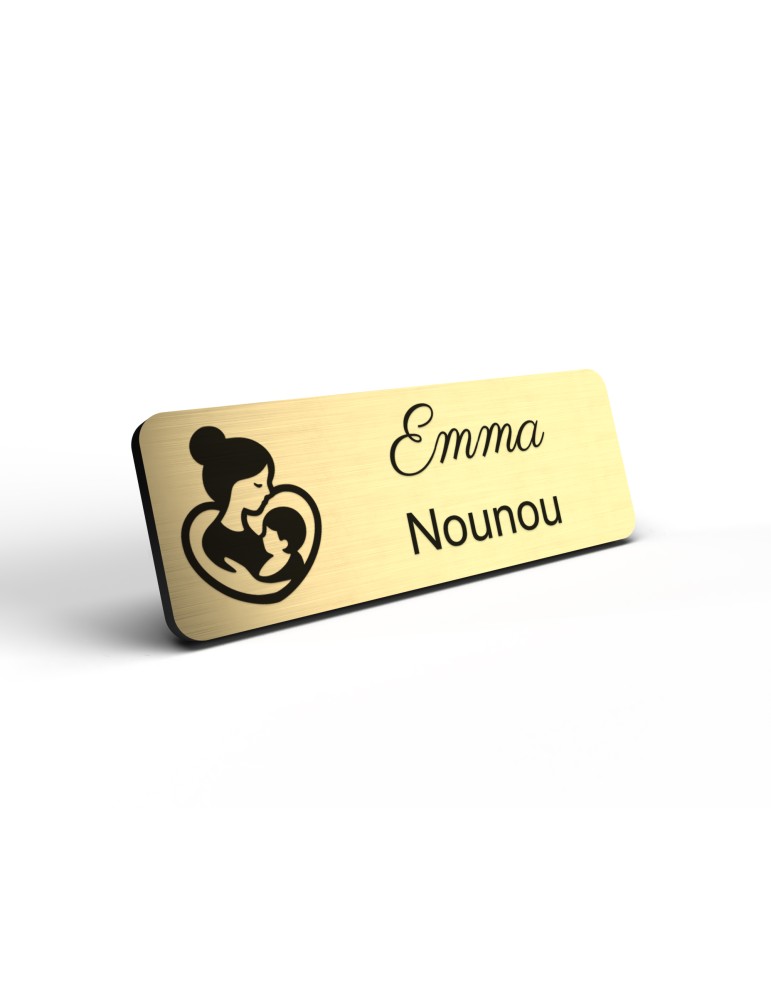 Badge personnalisé nounou, motif enfance et garde à domicile, détail de la finition or brossé