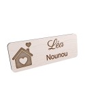 Badge personnalisé nounou, motif enfance et garde à domicile, vue en biais