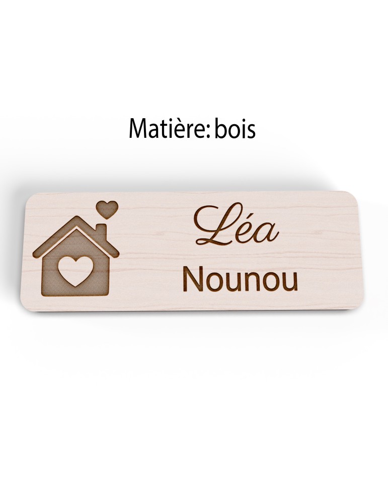 Badge personnalisé nounou, motif enfance et garde à domicile, version bois vue à plat