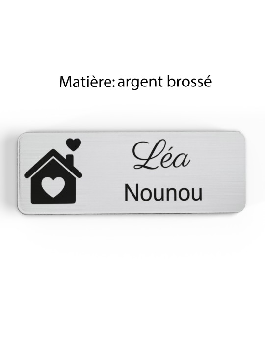 Badge personnalisé nounou, motif enfance et garde à domicile, finition argent brossé