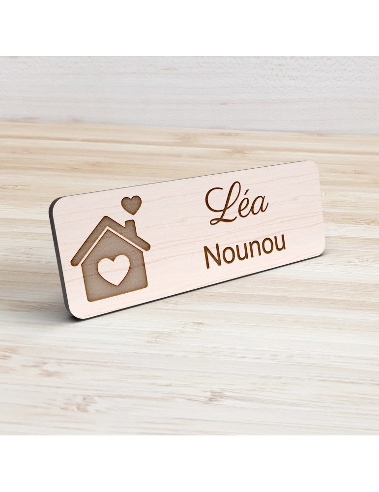 Badge personnalisé nounou, motif enfance et garde à domicile, vue de présentation