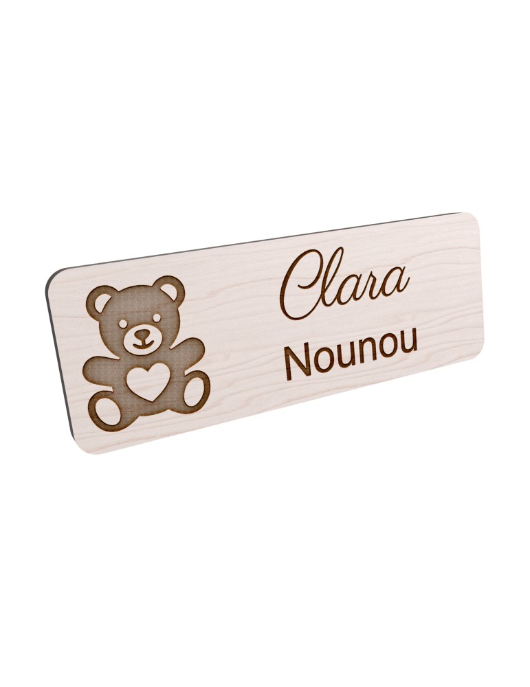 Badge personnalisé nounou, motif enfance et garde à domicile, vue en biais