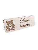 Badge personnalisé nounou, motif enfance et garde à domicile, vue en biais