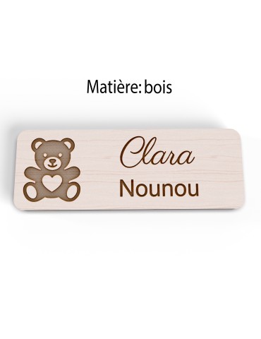 Badge personnalisé nounou, motif enfance et garde à domicile, vue en biais 2