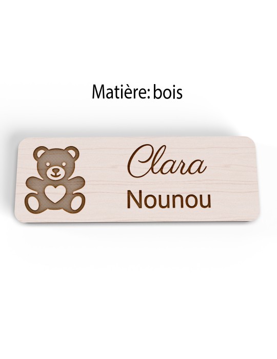 Badge personnalisé nounou, motif enfance et garde à domicile, version bois vue à plat