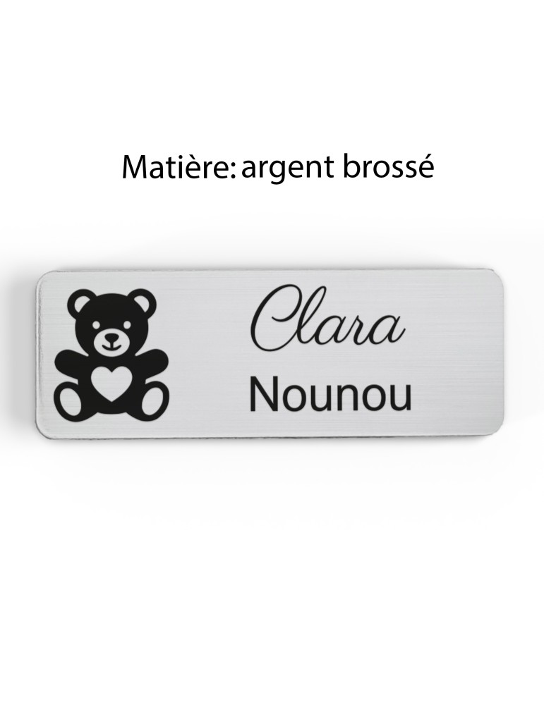 Badge personnalisé nounou, motif enfance et garde à domicile, finition argent brossé