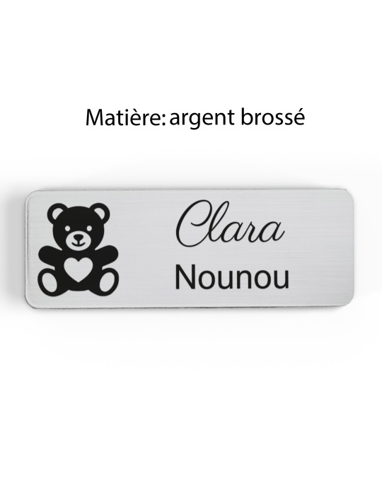 Badge personnalisé nounou, motif enfance et garde à domicile, finition argent brossé