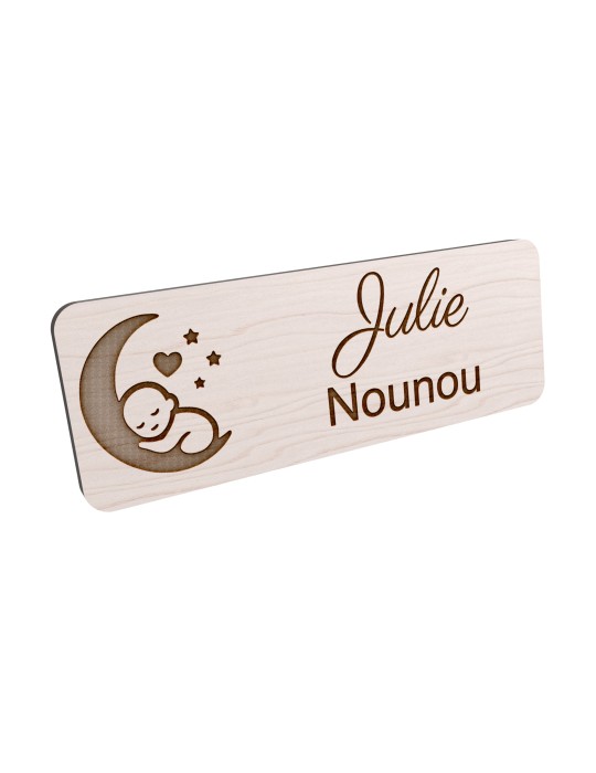 Badge personnalisé nounou, motif enfance et garde à domicile, vue en biais