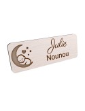 Badge personnalisé nounou, motif enfance et garde à domicile, vue en biais