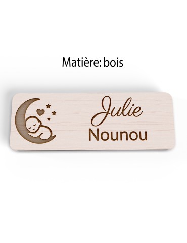 Badge personnalisé nounou, motif enfance et garde à domicile, vue en biais 2