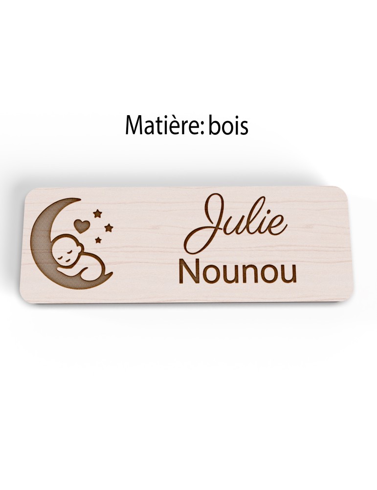 Badge personnalisé nounou, motif enfance et garde à domicile, version bois vue à plat