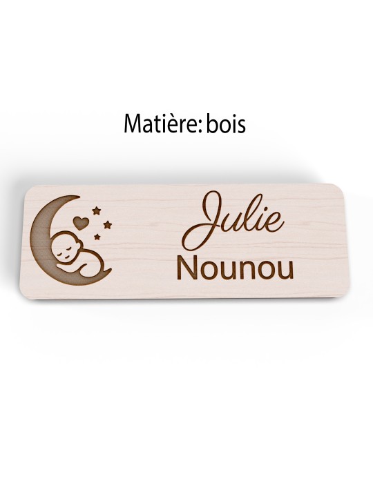 Badge personnalisé nounou, motif enfance et garde à domicile, version bois vue à plat