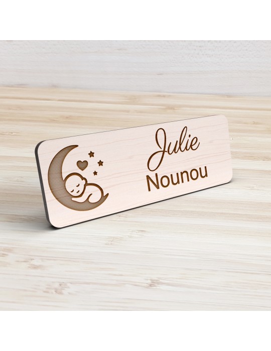Badge personnalisé nounou, motif enfance et garde à domicile, vue de présentation