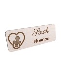 Badge personnalisé nounou, motif enfance et garde à domicile, vue en biais