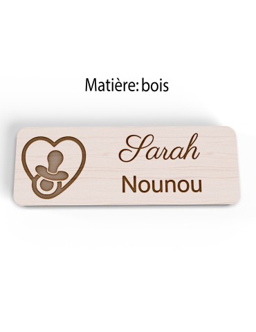 Badge personnalisé nounou, motif enfance et garde à domicile, vue en biais 2