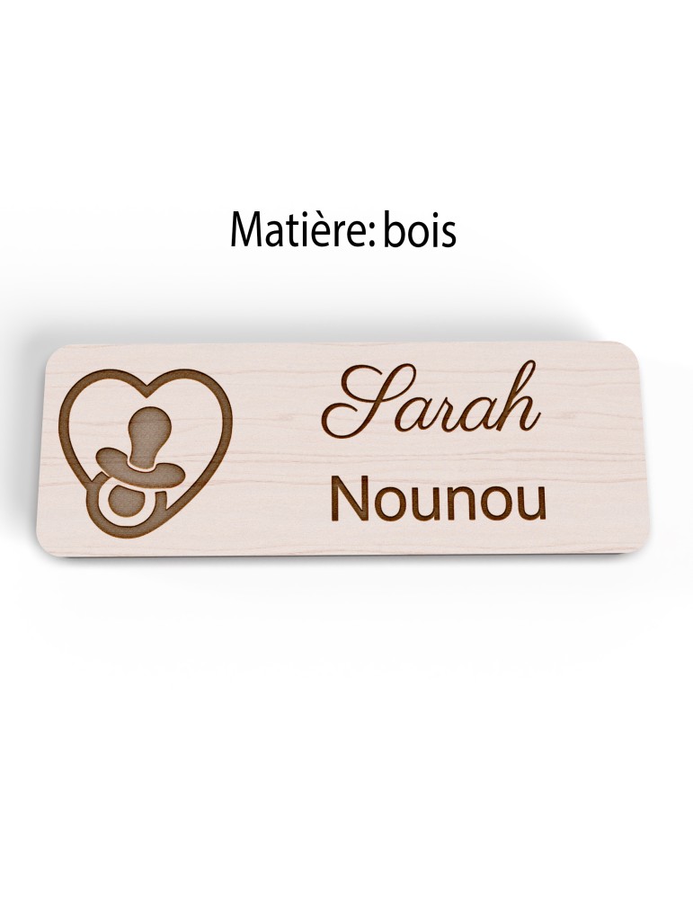 Badge personnalisé nounou, motif enfance et garde à domicile, version bois vue à plat