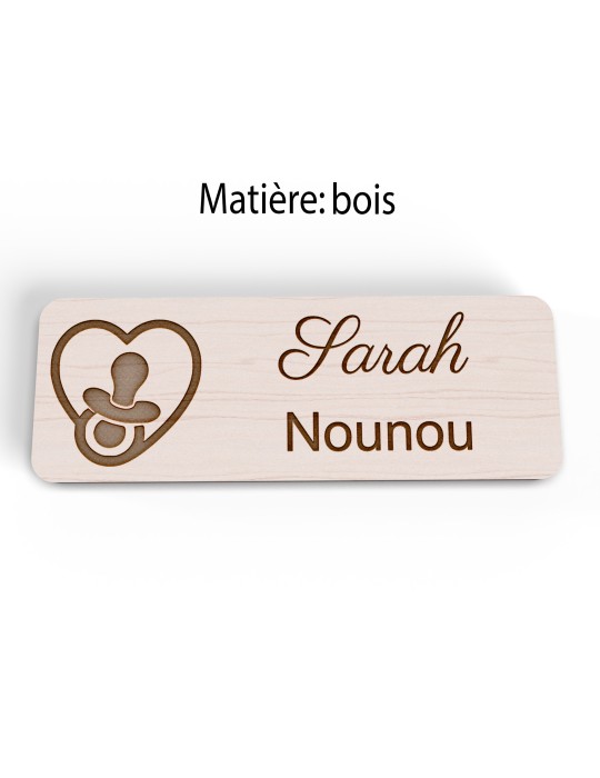Badge personnalisé nounou, motif enfance et garde à domicile, version bois vue à plat