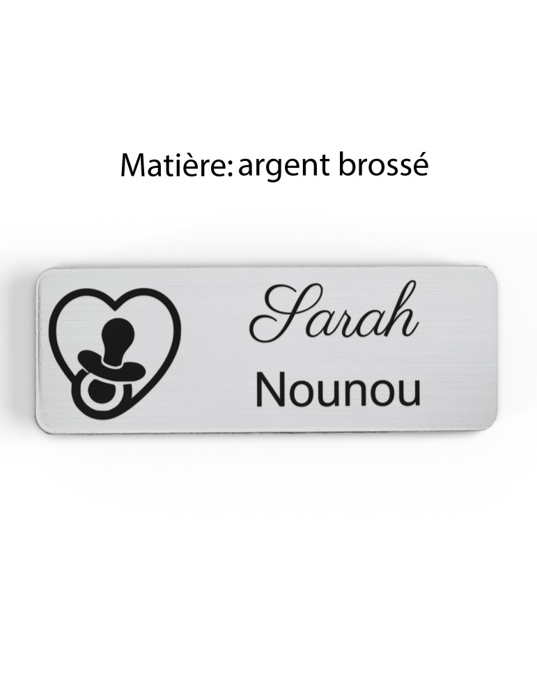 Badge personnalisé nounou, motif enfance et garde à domicile, finition argent brossé