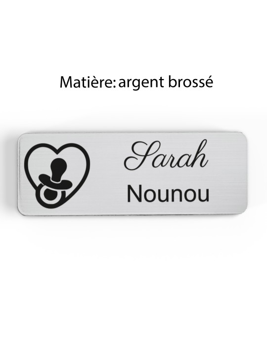 Badge personnalisé nounou, motif enfance et garde à domicile, finition argent brossé