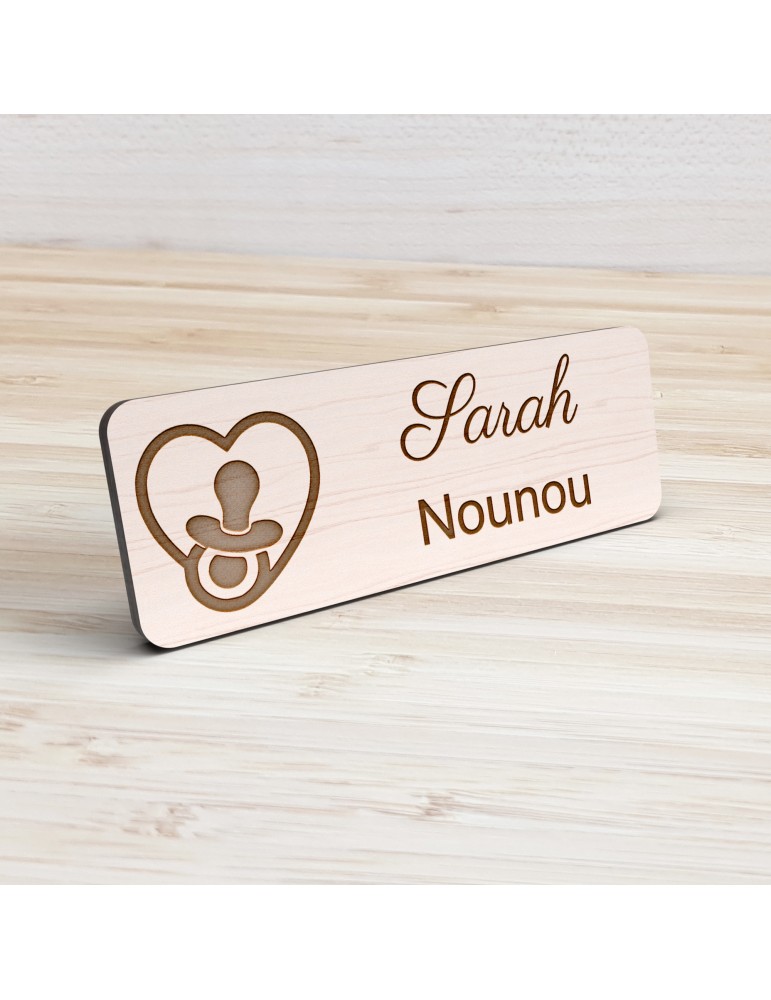 Badge personnalisé nounou, motif enfance et garde à domicile, vue de présentation