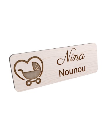 Badge personnalisé nounou, motif enfance et garde à domicile, vue en biais