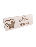 Badge personnalisé nounou, motif enfance et garde à domicile, vue en biais