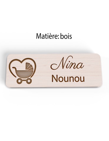 Badge personnalisé nounou, motif enfance et garde à domicile, vue en biais 2