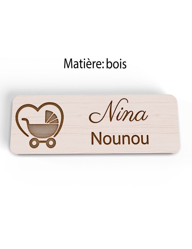 Badge personnalisé nounou, motif enfance et garde à domicile, version bois vue à plat