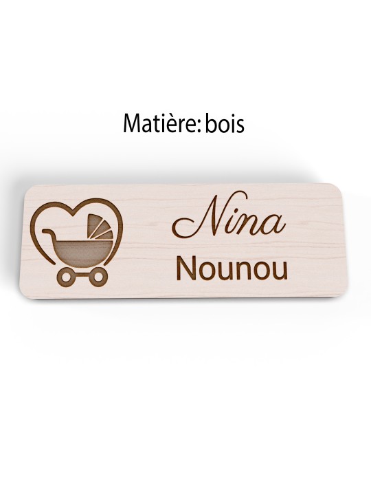 Badge personnalisé nounou, motif enfance et garde à domicile, version bois vue à plat