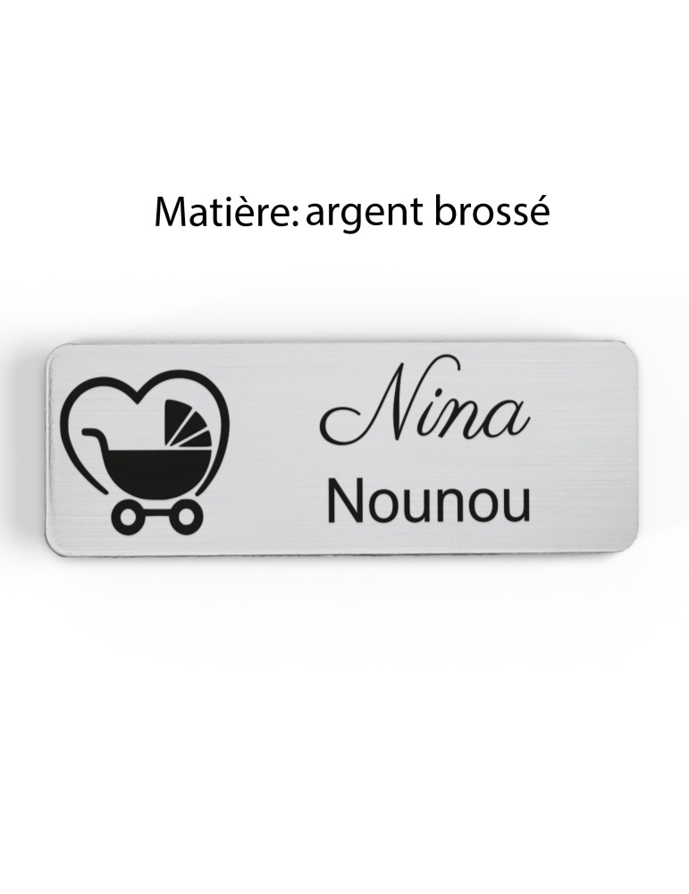 Badge personnalisé nounou, motif enfance et garde à domicile, finition argent brossé