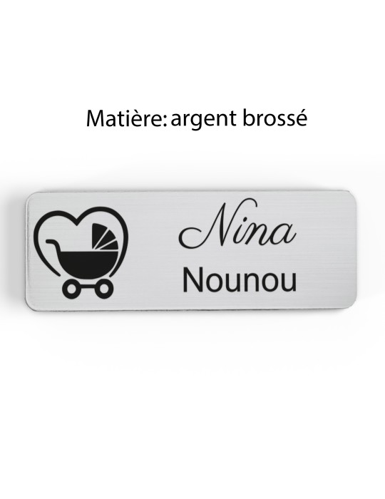 Badge personnalisé nounou, motif enfance et garde à domicile, finition argent brossé