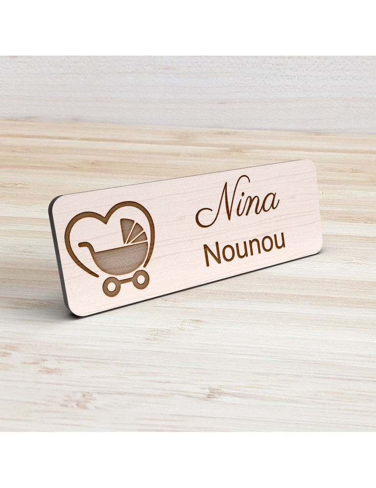 Badge personnalisé nounou, motif enfance et garde à domicile, vue de présentation