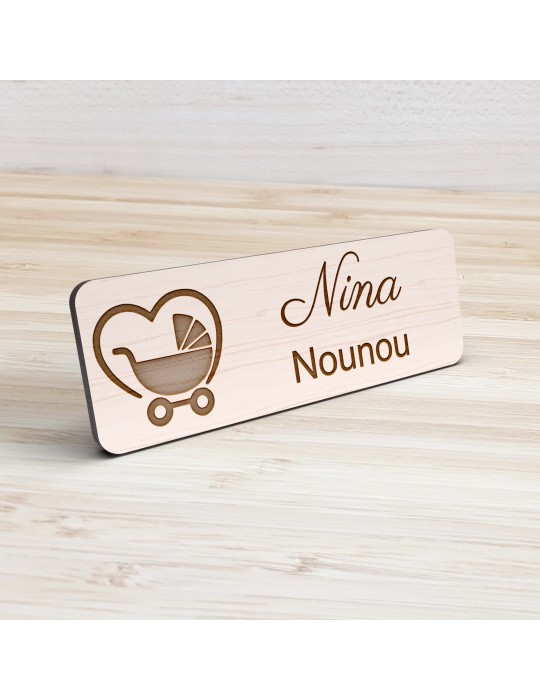 Badge personnalisé nounou, motif enfance et garde à domicile, vue de présentation