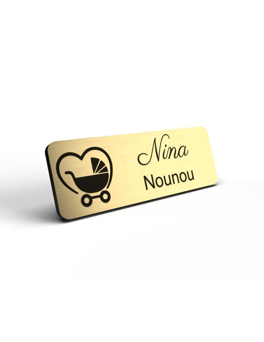 Badge personnalisé nounou, motif enfance et garde à domicile, détail de la finition or brossé
