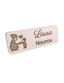Badge personnalisé nounou, motif enfance et garde à domicile, vue en biais