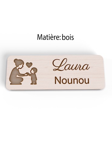 Badge personnalisé nounou, motif enfance et garde à domicile, vue en biais 2