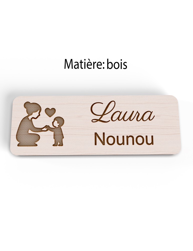 Badge personnalisé nounou, motif enfance et garde à domicile, version bois vue à plat