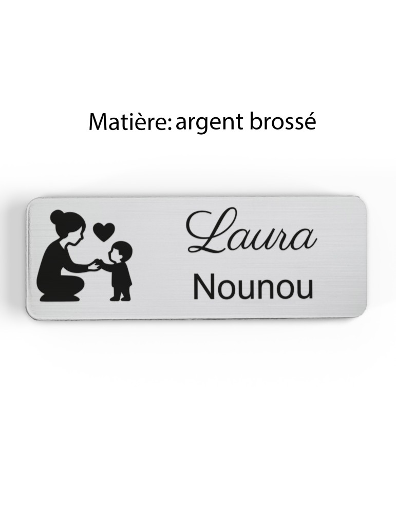 Badge personnalisé nounou, motif enfance et garde à domicile, finition argent brossé