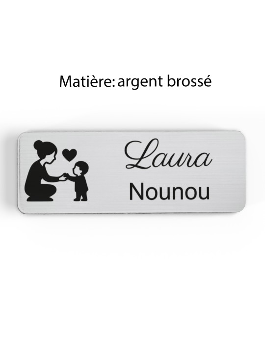 Badge personnalisé nounou, motif enfance et garde à domicile, finition argent brossé