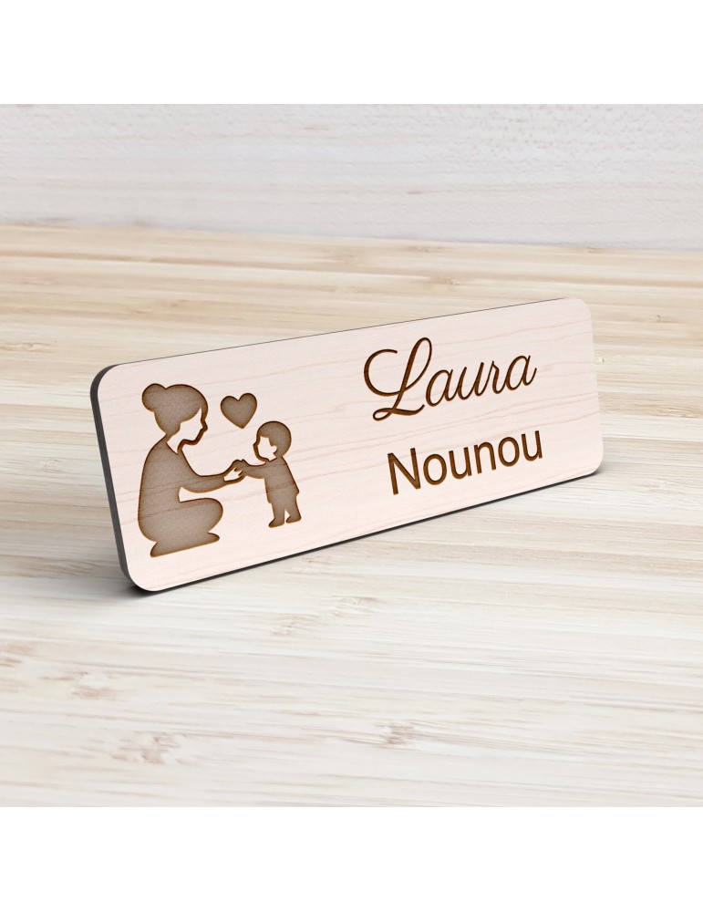 Badge personnalisé nounou, motif enfance et garde à domicile, vue de présentation
