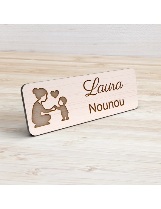 Badge personnalisé nounou, motif enfance et garde à domicile, vue de présentation