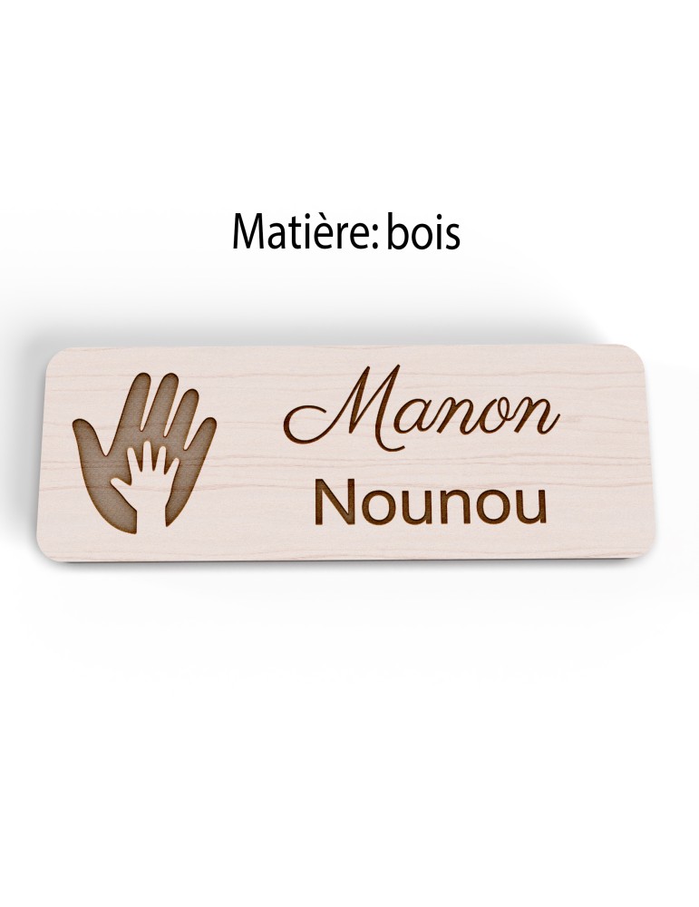 Badge personnalisé nounou, motif enfance et garde à domicile, version bois vue à plat