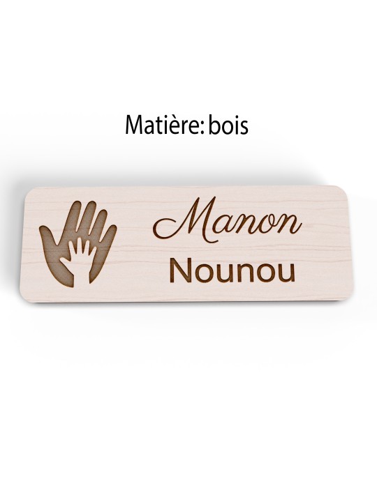 Badge personnalisé nounou, motif enfance et garde à domicile, version bois vue à plat