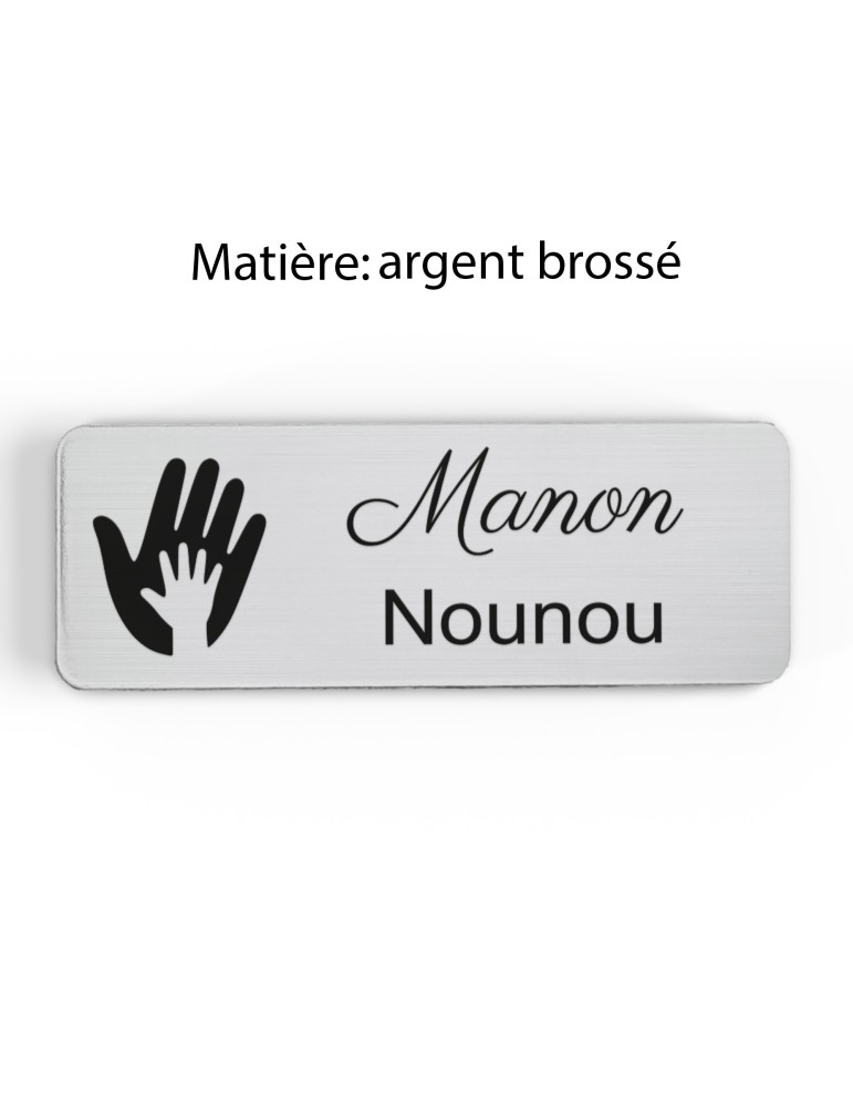 Badge personnalisé nounou, motif enfance et garde à domicile, finition argent brossé