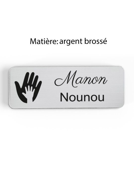 Badge personnalisé nounou, motif enfance et garde à domicile, finition argent brossé