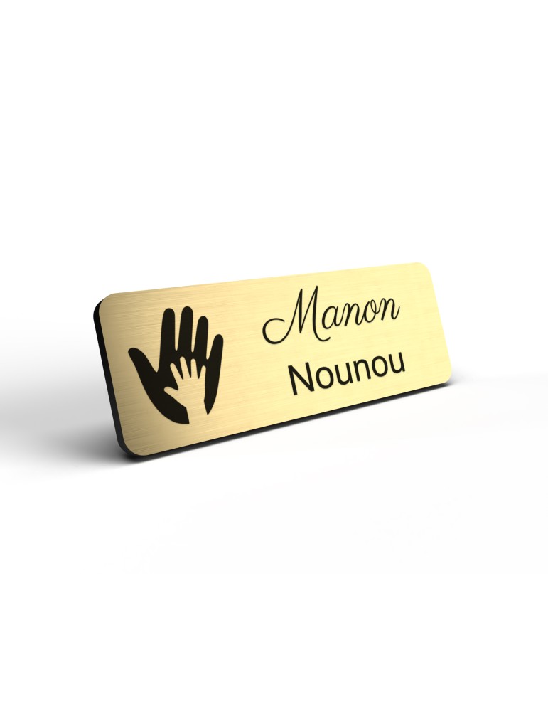 Badge personnalisé nounou, motif enfance et garde à domicile, détail de la finition or brossé