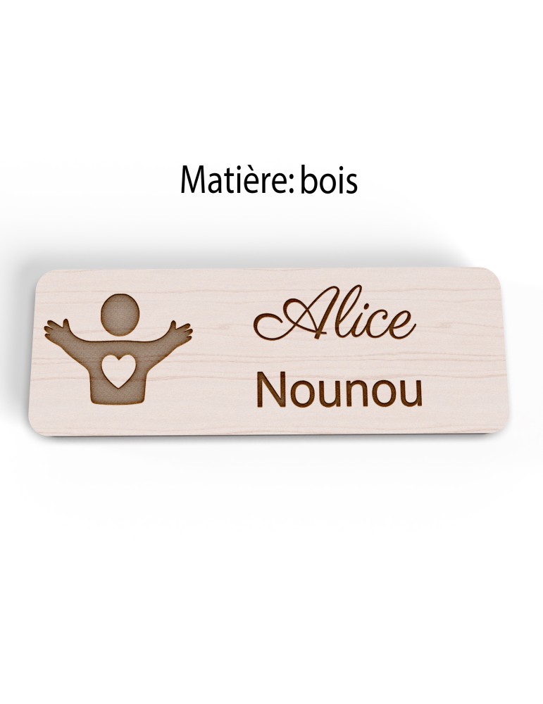 Badge personnalisé nounou, motif enfance et garde à domicile, version bois vue à plat