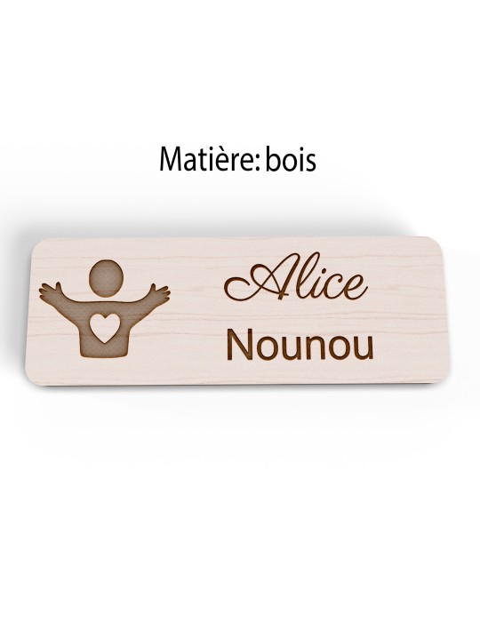 Badge personnalisé nounou, motif enfance et garde à domicile, version bois vue à plat