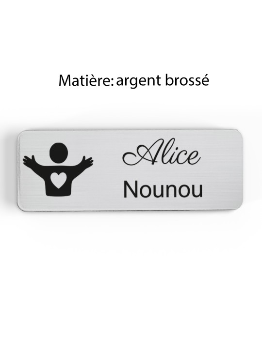 Badge personnalisé nounou, motif enfance et garde à domicile, finition argent brossé